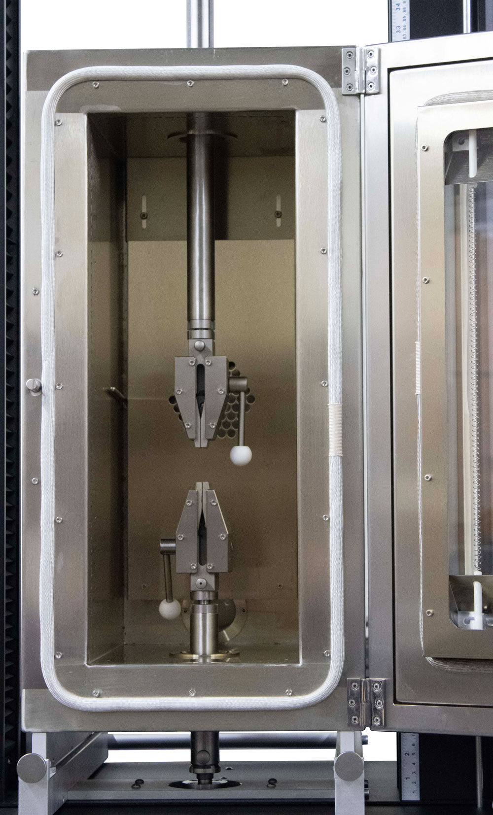 eXpert 2613 with environmental chamber and tensile grips