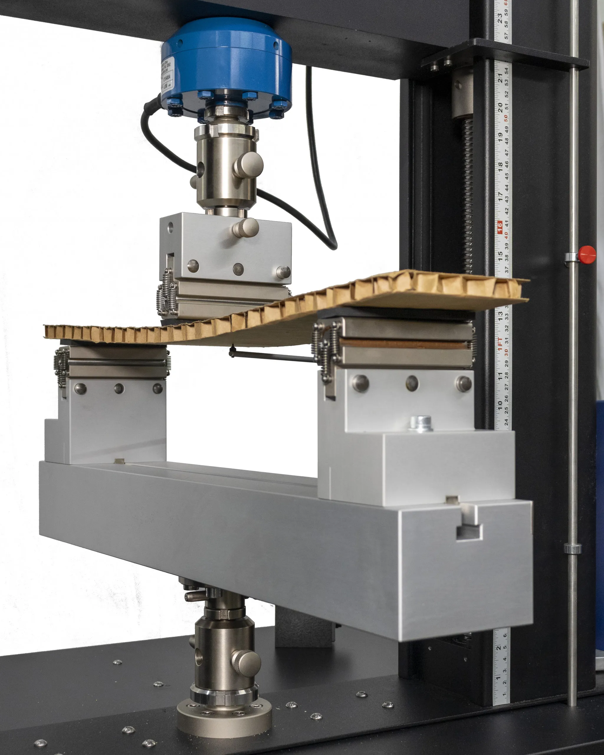 3-point bend test on a piece of sandwich construction material according to ASTM D7249